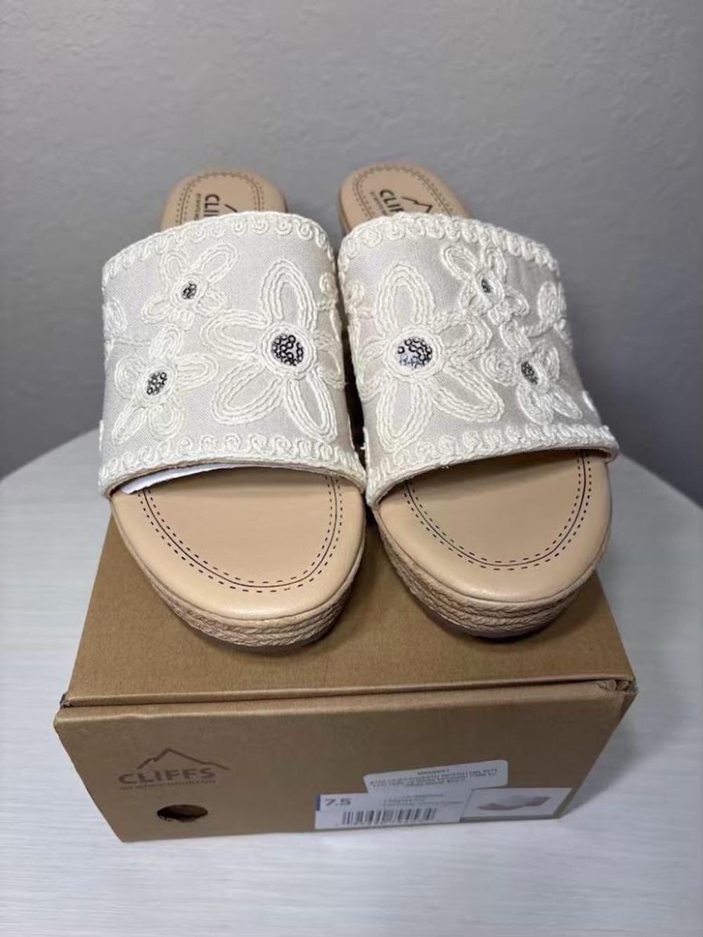 Cliffs by WHITE MOUNTAIN “Biancia" Wedge Sandal floral embroidered 7.5 NIB - Picture 3 of 8
